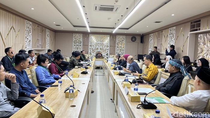 Rapat audiensi di Komisi V DPRD Jabar, Kamis (8/8/2024).