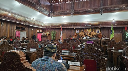 Rapat maraton DPRD Klungkung dengan lima agenda sidang dari pagi hingga malam, Kamis (8/8/2024). (Foto: I Putu Budikrista Artawan/detikBali)