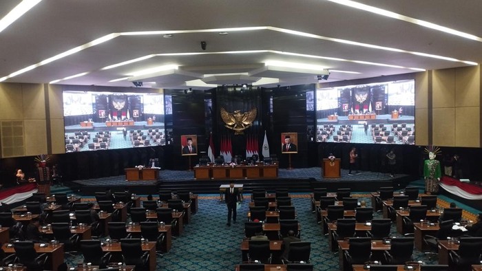 Rapat paripurna penyampaian pemandangan umum fraksi-fraksi terhadap Raperda tentang Perubahan Anggaran Pendapatan dan Belanja Daerah (APBD-P) 2024.
