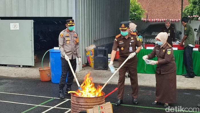Ratusan lembar uang palsu dimusnahkan dengan cara dibakar.