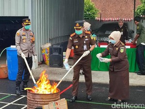 Kobaran Api Hanguskan Pakaian Barang Bukti Kejahatan Seksual di Ciamis