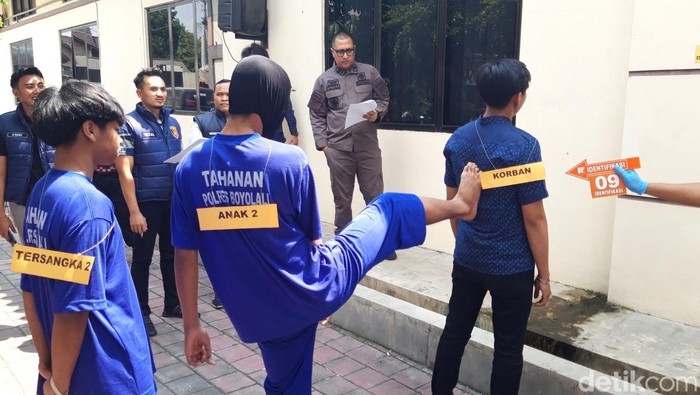 Rekonstruksi penganiayaan 4 pesilat ke ABG di Ngemplak Boyolali, Kamis (8/8/2024).