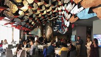 Walt Frazier, mantan pebasket Amerika Serikat, ikut melebarkan bisnis kuliner keluarganya. Ia dan istrinya kini mengelola restoran, bar, dan lounge yang megah. Foto: Gameday News