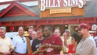 Menjadi gelandang untuk American Football selama lima musim, Billy Sims salurkan hobi makannya menjadi bisnis. Menu BBQ favoritnya benar-benar direalisasikan menjadi restoran. Foto: Gameday News