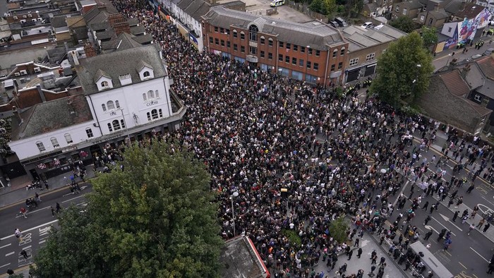 Ribuan Massa di Inggris Gelar Aksi Buntut Serangan ke Imigran-Muslim Ribuan pengunjuk rasa antirasisme berkumpul di London pada Rabu (7/8). Aksi ini sebagai balasan setelah lebih dari seminggu serangan rasis yang kejam menargetkan kaum Muslim dan migran.