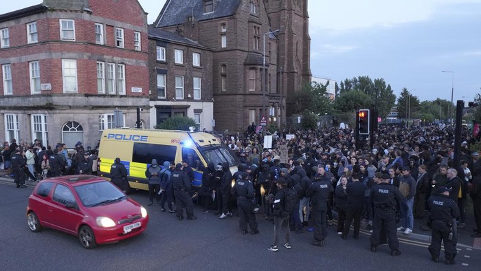 Ribuan Massa di Inggris Gelar Aksi Buntut Serangan ke Imigran-Muslim Ribuan pengunjuk rasa antirasisme berkumpul di London pada Rabu (7/8). Aksi ini sebagai balasan setelah lebih dari seminggu serangan rasis yang kejam menargetkan kaum Muslim dan migran.