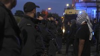 Sekitar 1.500 massa tandingan berkumpul di Bristol. Jalan-jalan di kota itu dipenuhi oleh anggota serikat pekerja, anti-fasis, dan anggota komunitas kulit hitam dan Asia. Sebagian besar massa telah bubar pada pukul 21.30 waktu setempat setelah mencapai tujuan mereka - untuk merebut kembali jalan-jalan. AP Photo/Jon Super