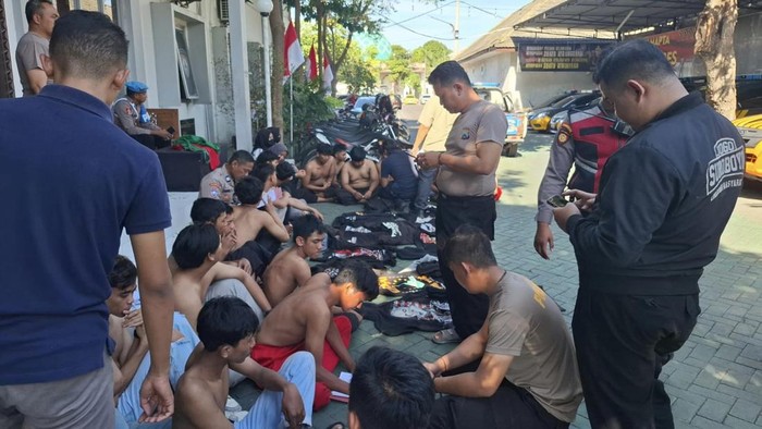 Rombongan pesilat yang sempat bikin macet sejumlah ruas jalan di Surabaya telah diringkus polisi.
