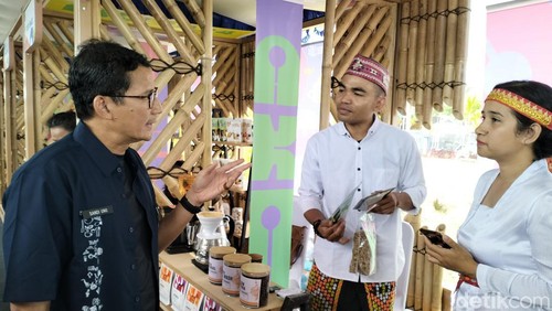 Sandiaga Uno membeli kopi di lapak UMKM Delawa Coffee Manggarai, pameran AKI di Plaza Marina Komodo Labuan Bajo, Kamis (8/8/2024).