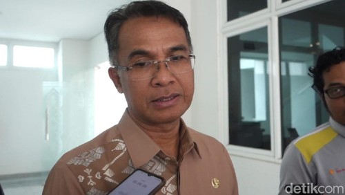 Sekda Lombok Tengah Lalu Firman Wijaya saat ditemui awak media belum lama ini. (Foto: Edi Suryansyah/detikBali)