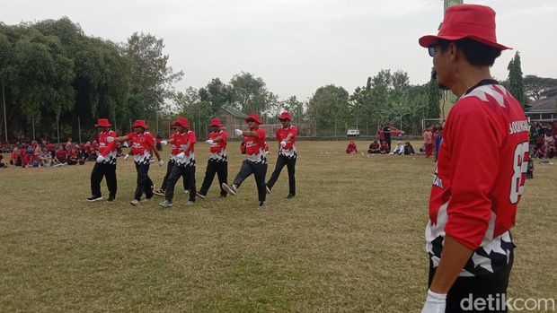 Serba-serbi gerakan peserta lomba PBB yang diikuti perangkat desa di Kecamatan Sliyeg, Kabupaten Indramayu