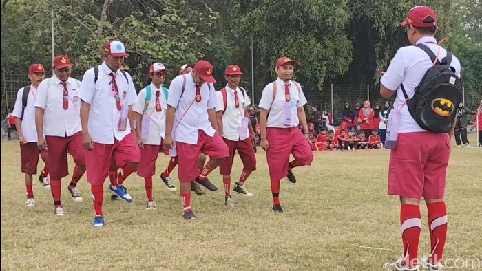Serba-serbi gerakan peserta lomba PBB yang diikuti perangkat desa di Kecamatan Sliyeg, Kabupaten Indramayu