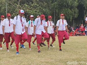 Saat Perangkat Desa Adu Kekompakan Baris Berbaris di Indramayu