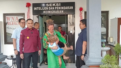 Si Kocong dan ibunya dideportasi dari Bali hari ini, Kamis (8/8/2024). (Aryo Mahendro/detikBali)