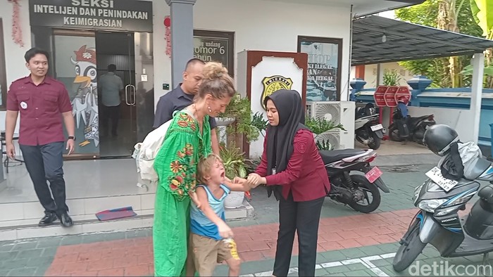 Si Kocong memangis gegara ogah pulang ke Ukraina, Kamis (8/8/2024). (Aryo Mahendro/detikBali)