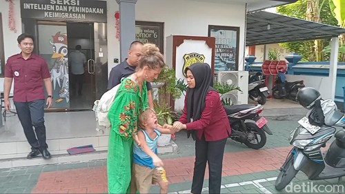 Si Kocong memangis gegara ogah pulang ke Ukraina, Kamis (8/8/2024). (Aryo Mahendro/detikBali)