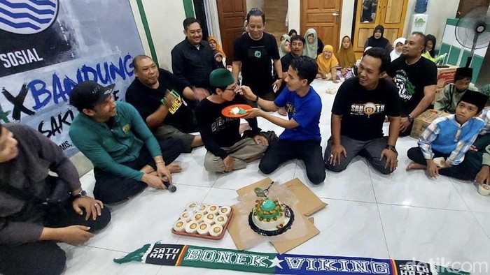 Silaturahmi dan bakti sosial bersama Bonek dan Viking di Panti Asuhan Bonek, Sidoarjo.