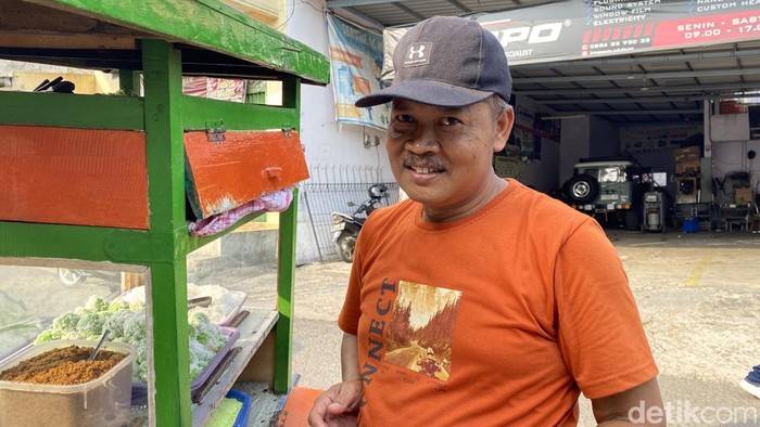 Tahrudin, pedagang kue putu di Kota Sukabumi