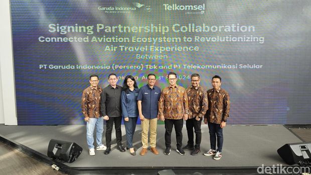Garuda Indonesia menghadirkan paket roaming Telkomsel di aplikasi FlyGaruda.
