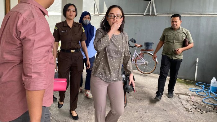 Tim Kejati DIY tangkap Vinny (berkacamata), terpidana kasus tipu-tipu haji di Sleman yang buron sejak 2021, Rabu (7/8/2024).