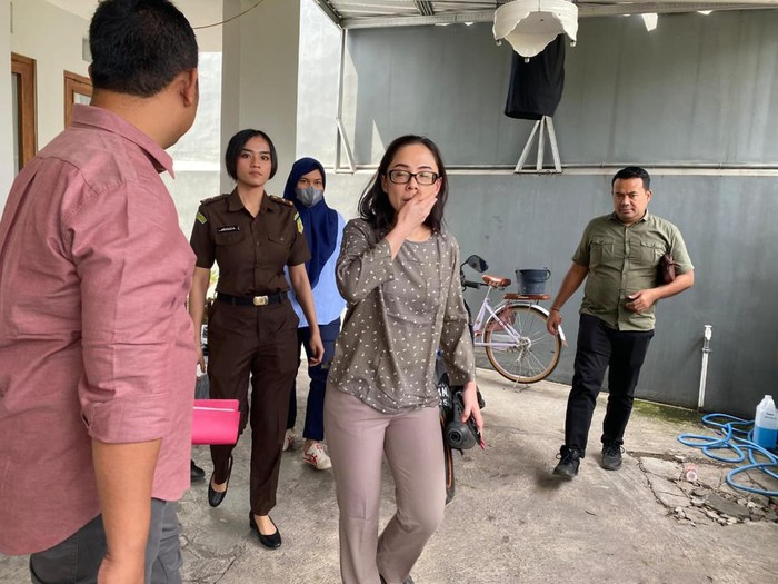 Tim Kejati DIY tangkap Vinny (berkacamata), terpidana kasus tipu-tipu haji di Sleman yang buron sejak 2021, Rabu (7/8/2024).