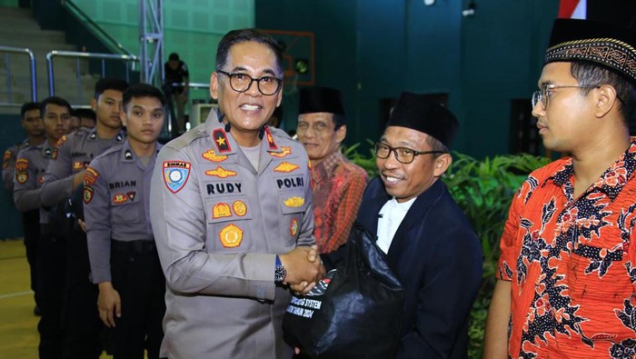 Tim Ops NCS Polri Bagikan 5.400 Paket Sembako, Serukan Pilkada Damai di Jatim. Dok. Istimewa