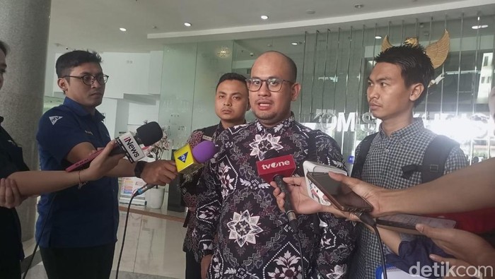 Tim pengacara dari Dini Sera Afriyanti tiba di gedung Komisi Yudisial (KY) untuk memberikan keterangan vonis bebas Ronald Tannur (Yogi/detikcom)