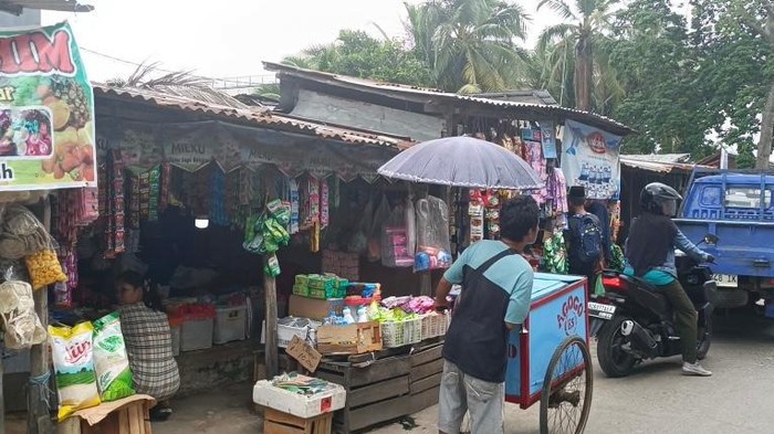 Toko kelontong di Palembang dibobol maling. Pemilik toko, Teni (48) mengatakan ini merupakan kali kesepuluh tokonya dibobol maling.
