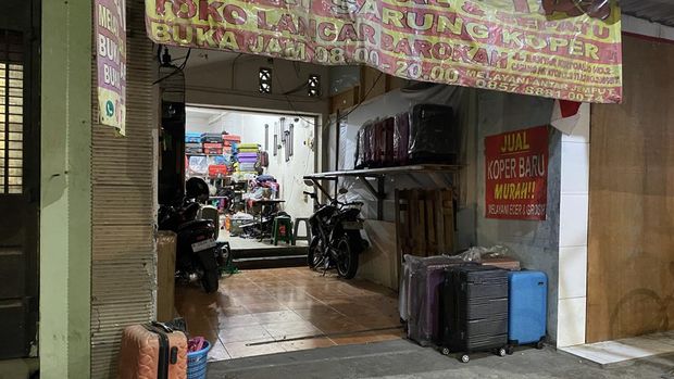 Toko Koper di Jalan Manyar Kertoarjo Surabaya yang sempat diserang kelompok pesilat yang sempat konvoi bikin macet.