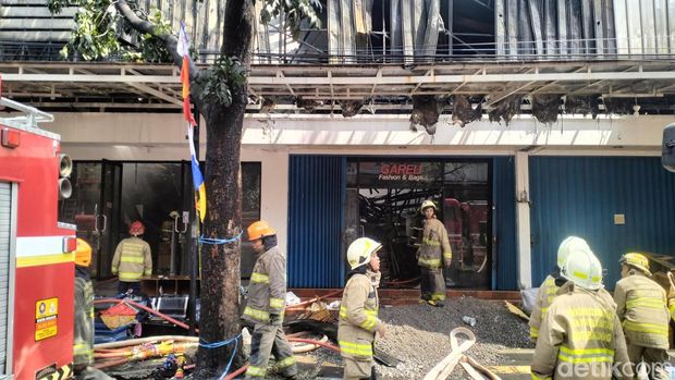 Toko yang terbakar di Cibaduyut, Kota Bandung.