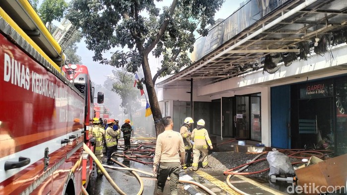 Toko yang terbakar di Cibaduyut, Kota Bandung.