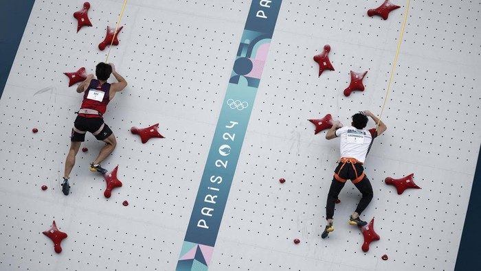 Top! Veddriq Leonardo Sumbang Emas Panjat Tebing Olimpiade 2024 Paris 2024 Olympics - Climbing - Men's Speed, Big Final - Le Bourget Sport Climbing Venue, Le Bourget, France - August 08, 2024. Peng Wu of China and Veddriq Leonardo of Indonesia in action. REUTERS/Benoit Tessier