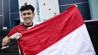 Veddriq membentangkan bendera merah putih merayakan kemenangannya.  