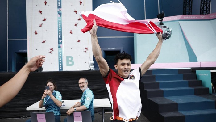 Paris 2024 Olympics - Climbing - Mens Speed, Big Final - Le Bourget Sport Climbing Venue, Le Bourget, France - August 08, 2024. Veddriq Leonardo of Indonesia cellebrate winning the gold REUTERS/Benoit Tessier