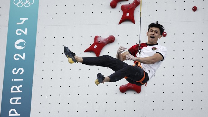 Paris 2024 Olympics - Climbing - Mens Speed, Big Final - Le Bourget Sport Climbing Venue, Le Bourget, France - August 08, 2024. Veddriq Leonardo of Indonesia cellebrates winning the gold REUTERS/Benoit Tessier