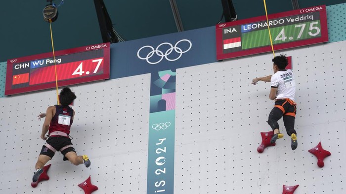 Wu Peng of China, left, and Veddriq Leonardo of Indonesia compete in the men's speed final during the sport climbing competition at the 2024 Summer Olympics, Thursday, Aug. 8, 2024, in Le Bourget, France. (AP Photo/Tsvangirayi Mukwazhi)