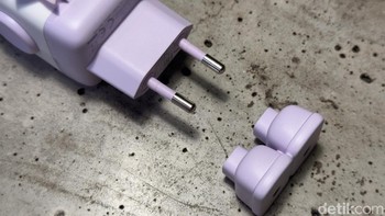 Ugreen Robot GaN dibekali sepatu untuk menutupi bagian colokan. Karena dibuat magnetik sehingga mudah lepas pasang Foto: Adi Fida Rahman/detikINET