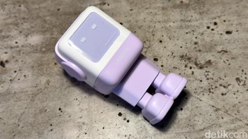 Bagian depan terdapat smart emoji. Foto: Adi Fida Rahman/detikINET