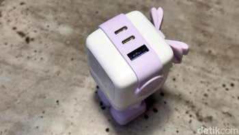 Ada tiga port yang disediakan Ugreen Robot GaN. Komposisinya terdiri dari 2 port USB-C dan 1 port USB-A. Foto: Adi Fida Rahman/detikINET