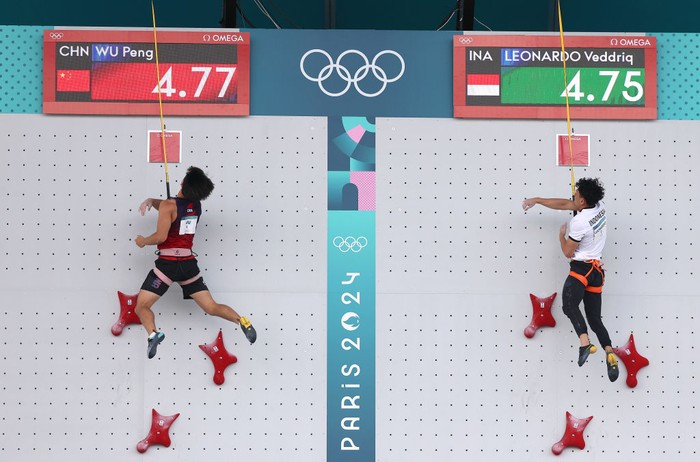 PARIS, FRANCE - AUGUST 08: Veddriq Leonardo of Team Indonesia finishes ahead of Wu Peng of Team Peoples Republic of China to win the Gold medal during the Mens Speed - Big Final on day thirteen of the Olympic Games Paris 2024 at Le Bourget Sport Climbing Venue on August 08, 2024 in Paris, France. (Photo by Michael Reaves/Getty Images)