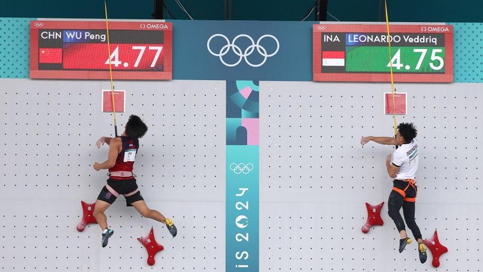 PARIS, FRANCE - AUGUST 08: Veddriq Leonardo of Team Indonesia finishes ahead of Wu Peng of Team Peoples Republic of China to win the Gold medal during the Mens Speed - Big Final on day thirteen of the Olympic Games Paris 2024 at Le Bourget Sport Climbing Venue on August 08, 2024 in Paris, France. (Photo by Michael Reaves/Getty Images)