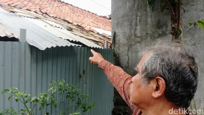 Ahli waris rumah di Kutoarjo, Suradi menunjukkan rumah yang dirusak oleh Suharti, Kamis (8/8/2024).