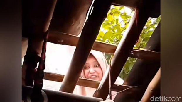 Tangkapan layar emak-emak ngamuk lepas dan lempar genting. Foto diunggah Kamis (8/8/2024).
