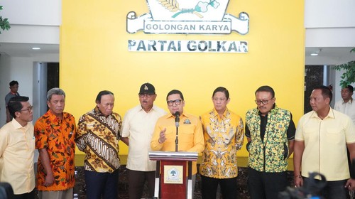 Waketum DPP Partai Golkar Ahmad Doli Kurnia membacakan dukungan di Pilgub NTB, Kamis (8/8/2024). (Dok. DPD Partai Golkar)