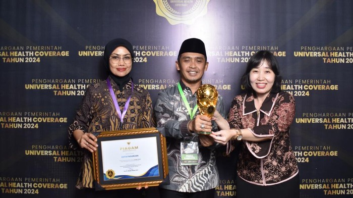 Wakil Wali Kota Pasuruan Adi Wibowo menunjukkan penghargaan yang didapat Pemkot Pasuruan.