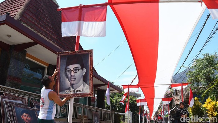 Warga di Malang pasang bendera sepanjang jalan