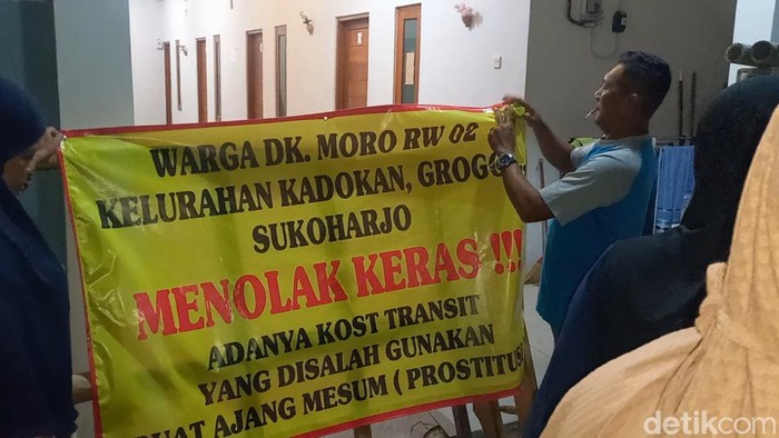 Warga saat menyegel kost transit di Desa Kadokan, Kecamatan Grogol, Kabupaten Sukoharjo, Kamis (8/8/2024).