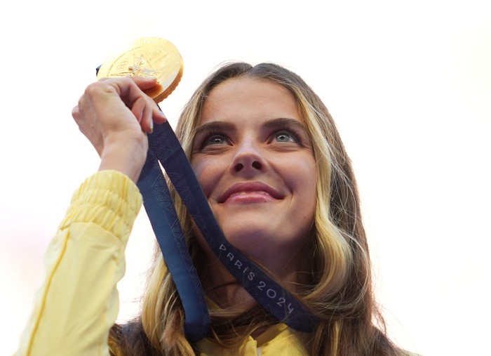 Paris 2024 Olympics - Athletics - Womens High Jump Victory Ceremony - Stade de France, Saint-Denis, France - August 05, 2024. Gold medallist Yaroslava Mahuchikh of Ukraine celebrates on the podium with her medal. REUTERS/Aleksandra Szmigiel