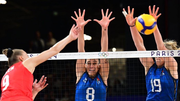 PARIS, FRANCE - AUGUST 08: Meliha Diken (9) of Team Turkiye in action against Alessia Orro (8), and Sarah Luisa Fahr (19) of Italy during the Womens Volleyball Semifinals match against Team Italy on day thirteen of the Olympic Games Paris 2024 at Paris Arena on August 08, 2024 in Paris, France. (Photo by Mehmet Murat Onel/Anadolu via Getty Images)