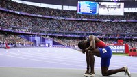 “Saya agak pusing setelah lomba itu dan nyeri dada benar-benar terasa. Setelah beberapa saat, saya baru bisa mengatur napas dan menenangkan diri. Saya merasa jauh lebih baik sekarang. Itu benar-benar memengaruhi performa saya,” bebernya pasca menyelesaikan kompetisi lari nomor 200 meter dengan hasil akhir perak. (Photo by Christian Petersen/Getty Images)